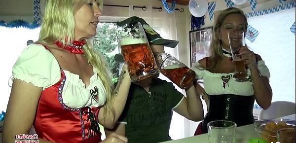 Zwei geile Muttis ficken Jungspund beim Oktoberfest im Dreier - German MILF